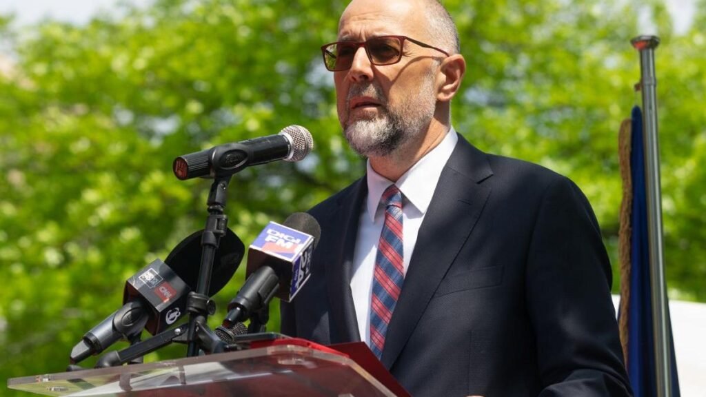 M-au ciuruit; au tras în pianist M-au ciuruit; au tras în pianist