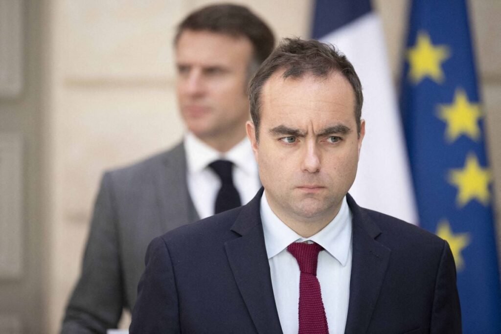 Sebastien Lecornu, urmat în fundal de Emmanuel Macron, în timpul unei conferințe de presă la Palatul Elysee din Paris, pe 7 martie 2024