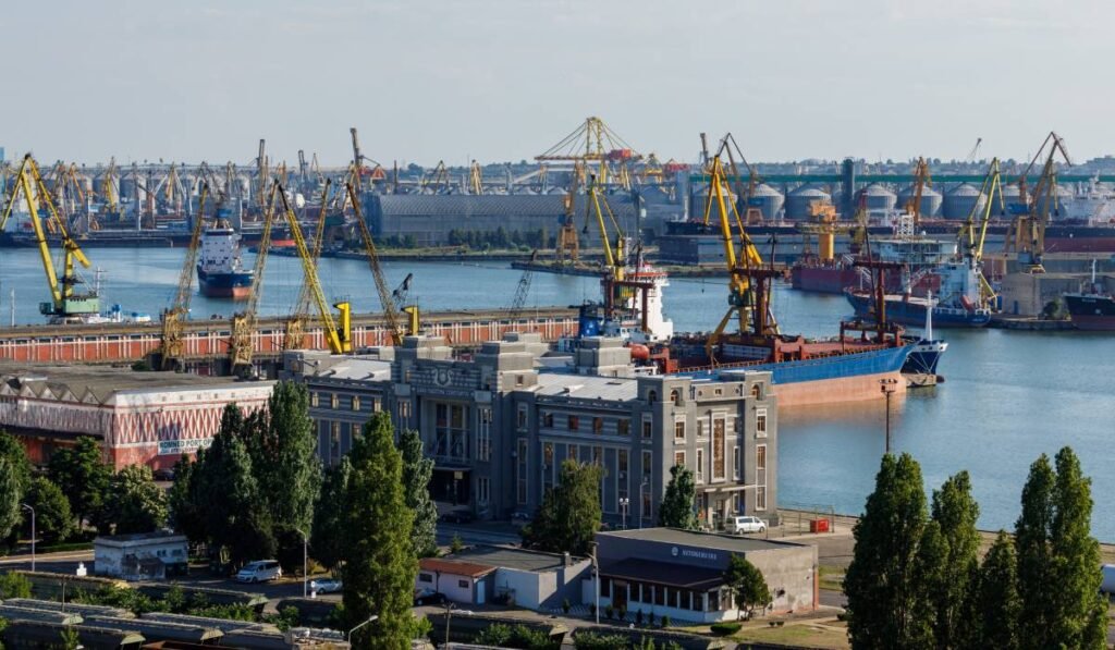 Metoda prin care au fost introduși trei investigatori sub acoperire de la DNA în Portul Constanța, într-o anchetă de amploare Panorama deasupra Portului Constanța, se vede șantierul naval și pot fi observate macaralele cu ajutorul cărora se încarcă navele pentru transport