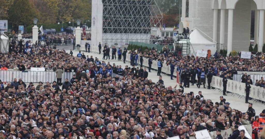 Mii de credincioșii așteaptă și 11 ore să între în Catedrala Națională din București. Programul de vizitare a fost prelungit