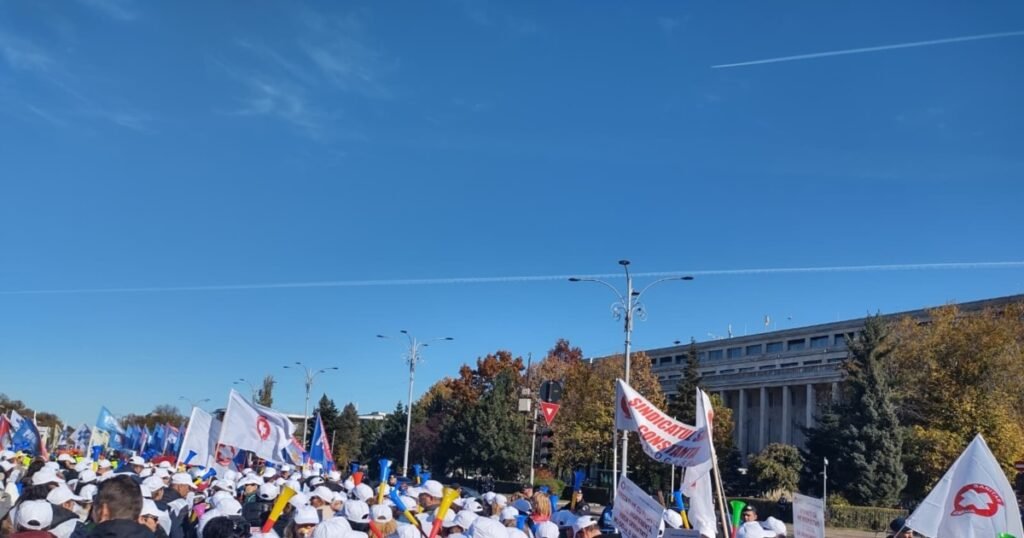 Mii de sindicaliști participă la un protest în Piața Victoriei din București împotriva măsurilor de austeritate bugetară luate de Guvern