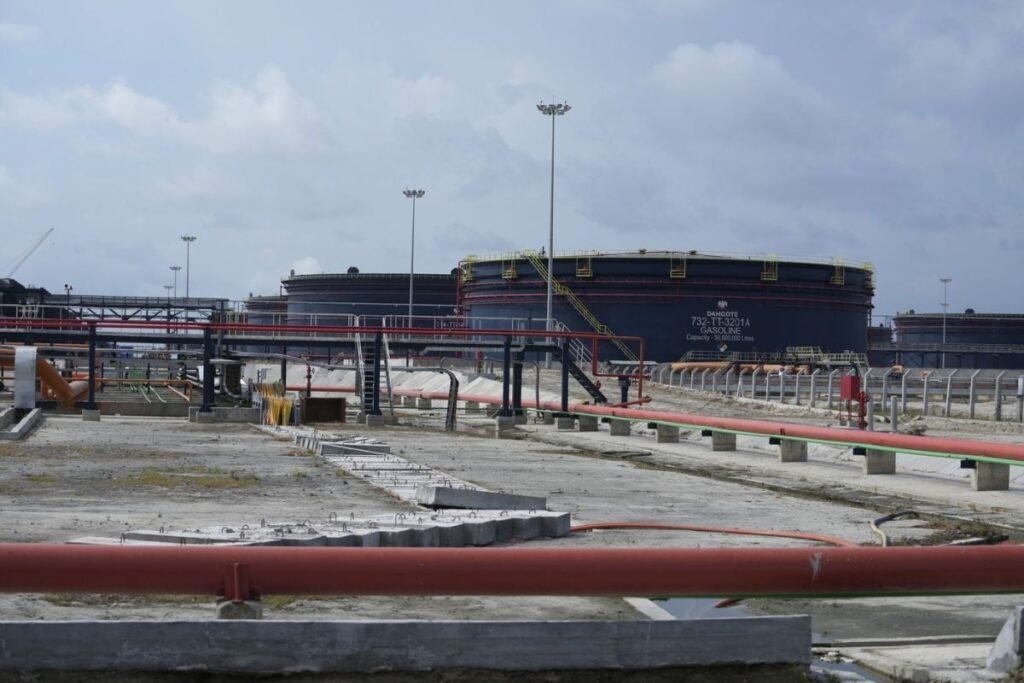 Rezervoare de petrol văzute la ceremonia de deschidere a celei mai mari rafinării de petrol din Africa, la Lagos, Nigeria, luni, 22 mai 2023.