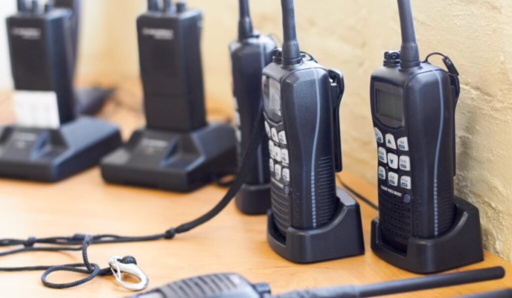 Mai multe stații radio portabile de culoare neagră