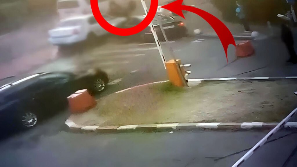 Nervi și bătaie pentru un loc de parcare. Unul dintre bărbați, luat pe capotă