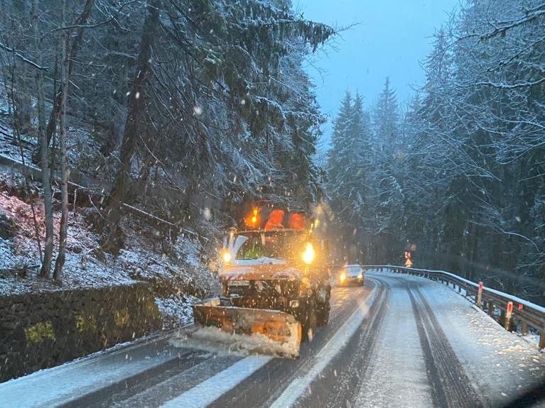 Ninge puternic în România. Drumarii au scos utilajele de deszăpezire (Video) Ninge puternic în România. Drumarii au scos utilajele de deszăpezire (Video)