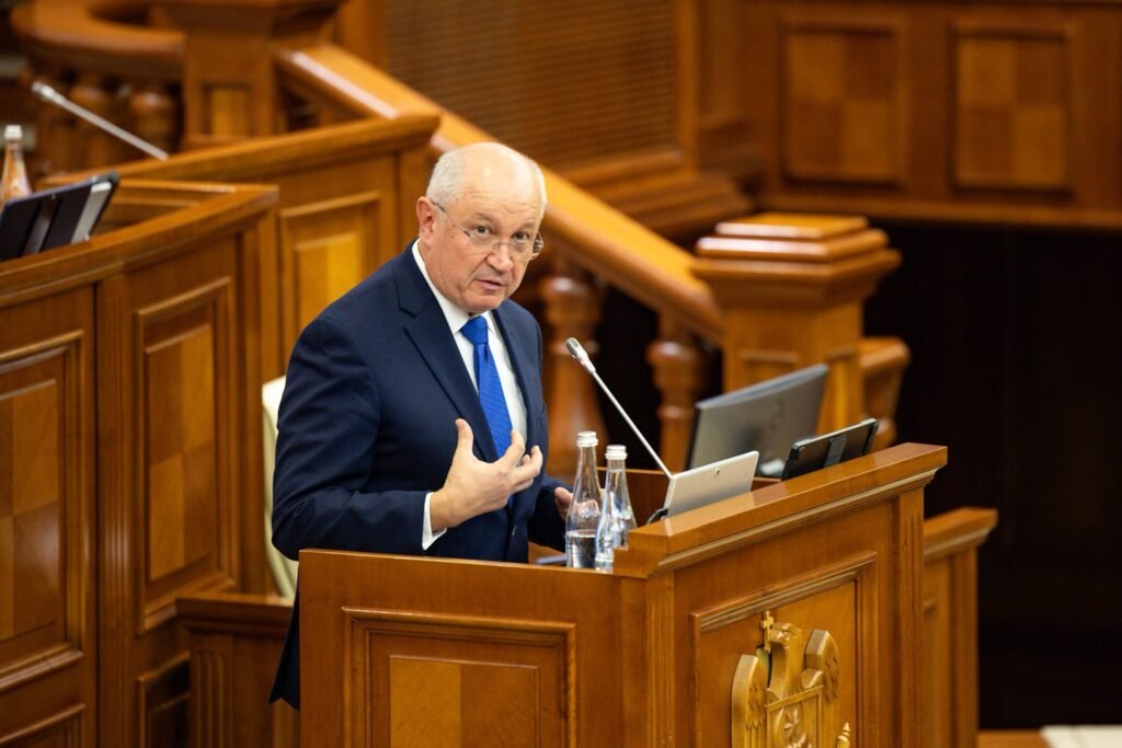 Noul guvern al Republicii Moldova a primit votul de încredere în Parlament. Cine face parte din Cabinetul Munteanu Noul guvern al Republicii Moldova a primit votul de încredere în Parlament. Cine face parte din Cabinetul Munteanu