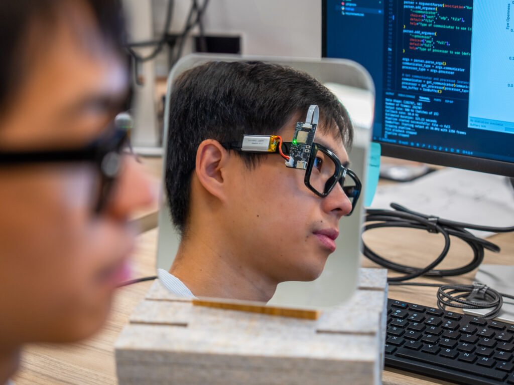 Ochelari inteligenți care-ți monitorizează nu doar vederea, ci starea sănătății, în general. Îți pot salva chiar viața!