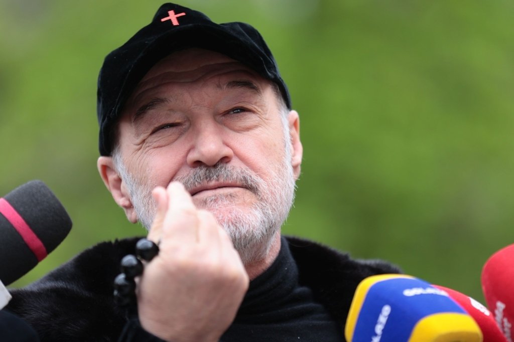 ”Poate că e atacant în viața reală…” ”Poate că e atacant în viața reală...”