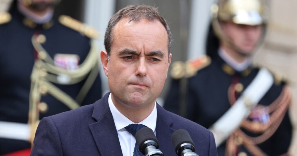 Premierul Franței demisionează la câteva ore după anunțarea miniștrilor noului guvern, adâncind criza politică