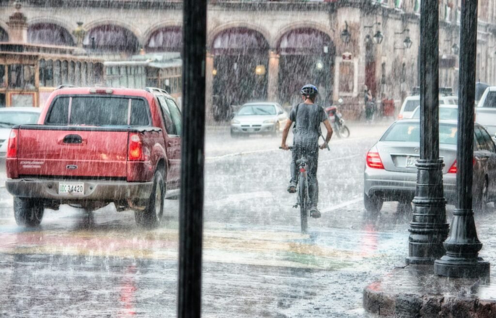 Record de precipitații: În următoarele 24 de ore va ploua de două ori mai mult decât într-o lună