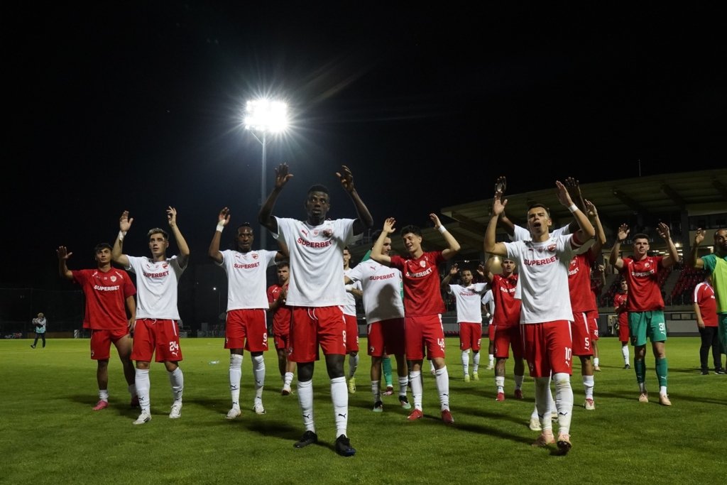Rezultatul obținut de Dinamo, după două meciuri la rând fără victorie. Se apropie de lider Rezultatul obținut de Dinamo, după două meciuri la rând fără victorie. Se apropie de lider