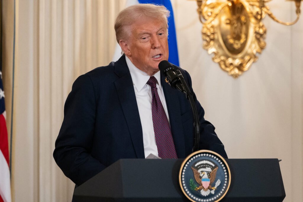 Trump cere Israelului să înceteze bombardarea Fâșiei Gaza după ce Hamas a acceptat parțial planul său