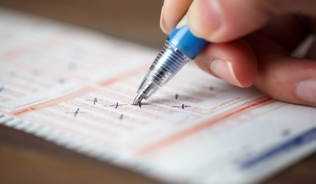 O persoană care bifează numere pe un bilet loto