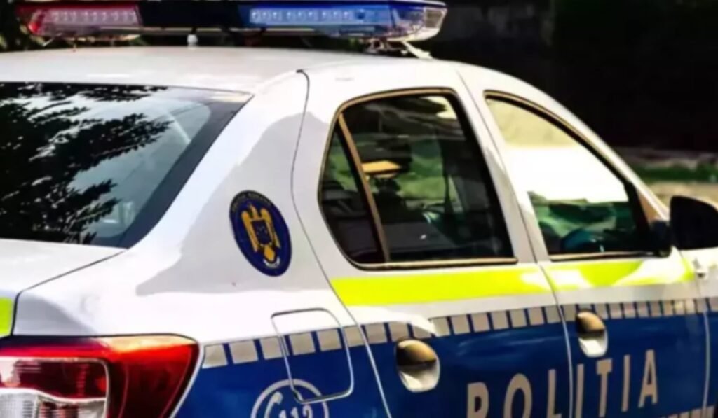 O mașină de poliție parcată