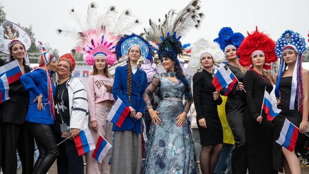 Femei cu cocoșnic pe cap la ziua orașului Vsevolojsk Foto: Profimedia