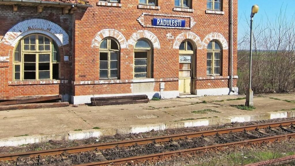 Vrea cineva o gară ieftină? Dar 10 km de șină? România se pregătește să scurteze calea ferată