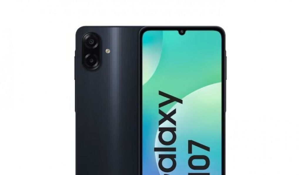 Imagine în prim plan cu fața și spatele telefonului Samsung Galaxy M07.