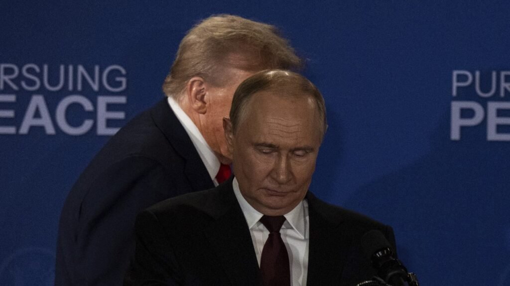 Președintele Donald Trump și președintele Rusiei, Vladimir Putin, sosesc pentru o conferință de presă comună la Baza Comună Elmendorf-Richardson, Alaska, vineri, 15 august 2025