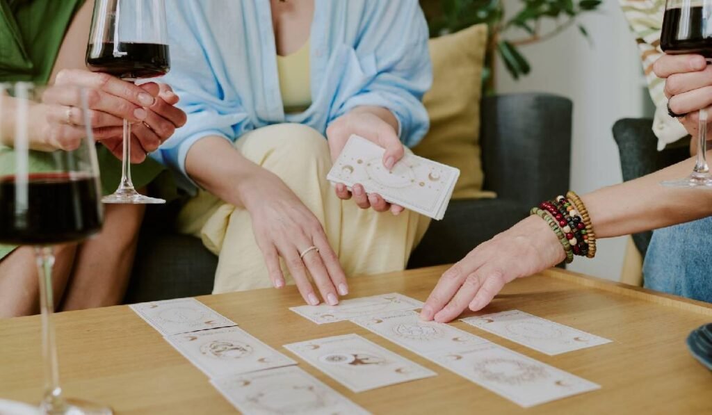 tinerii din China preferă să-și cheltuie banii „spiritual” Mai mulți oameni beau vin și afișează cărțile de tarot la o masă