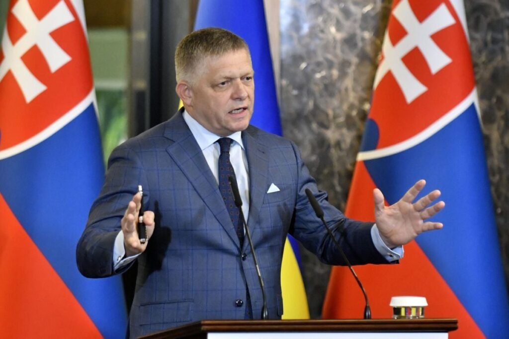 Robert Fico ridică ambele mâini în timp ce vorbește într-o conferință de presă, 5 septembrie 2025
