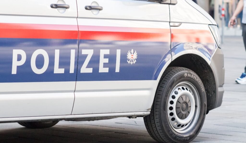 O mașină pe care scrie cu litere mari POLIZEI