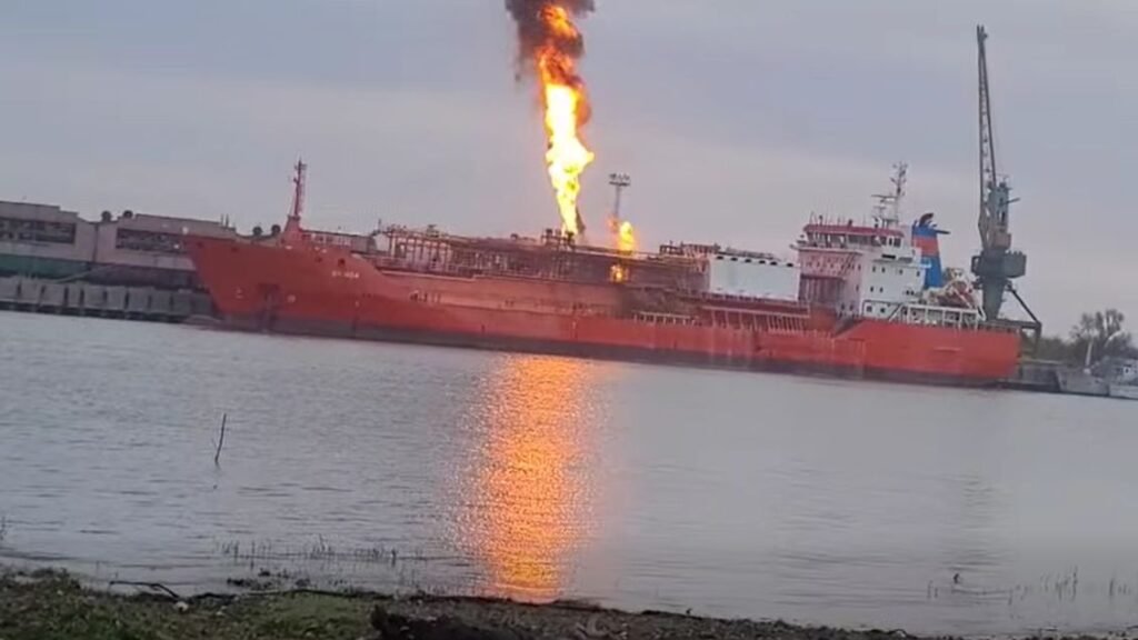 Două sate din Deltă sunt evacuate, după ce o navă cu GPL a fost lovită de drone și e risc mare de explozie. Arafat: Posibilitate de impact pe o rază de 4,7 km (Video) Două sate din Deltă sunt evacuate, după ce o navă cu GPL a fost lovită de drone și e risc mare de explozie. Arafat: Posibilitate de impact pe o rază de 4,7 km (Video)