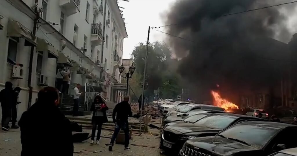 Dronele rusești au atacat joi seară Dnipro. Șase răniți. Un bloc de locuințe a luat foc Dronele rusești au atacat joi seară Dnipro. Șase răniți. Un bloc de locuințe a luat foc