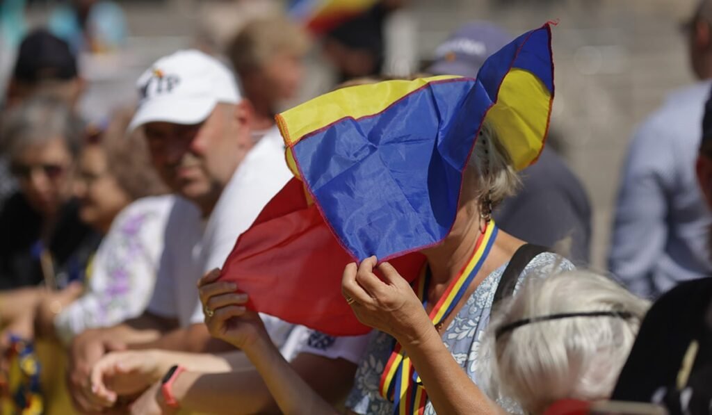 O femeie cu drapelul în cap la miting