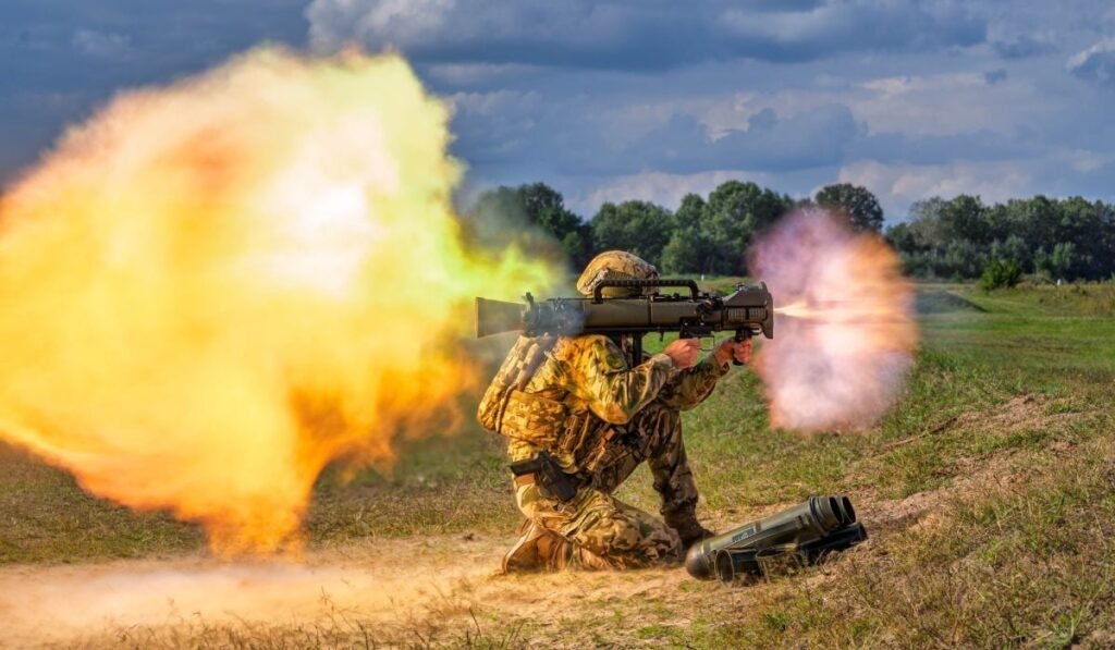 Un militar al NATO, dislocat în Europa, trage cu un lansator de rachete, pe un câmp și este surprins momentul exploziei