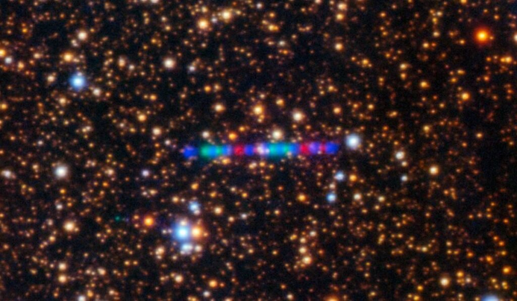 Cometa 3I/ATLAS străbate un câmp stelar dens în această imagine surprinsă de spectrograful multi-obiect Gemini al telescopului Gemini North, în iulie 2025.