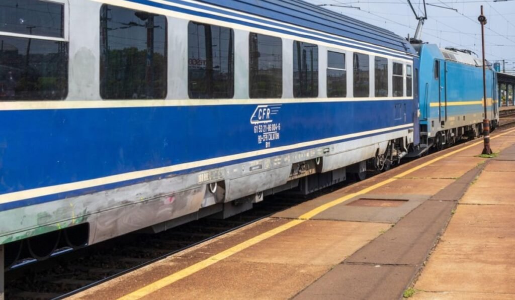 Un tren albastru în timp ce se află în gară