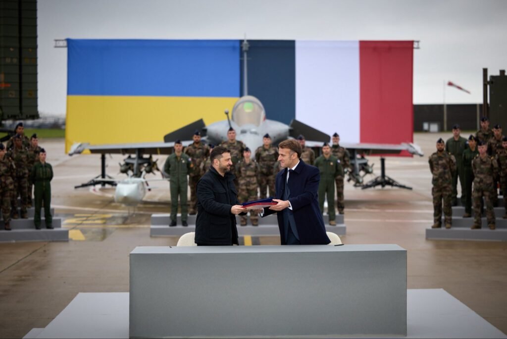 Ziua 1363 – Navă în flăcări, aproape de Tulcea. Copii loviți cu racheta. Macron și Zelenski semnează pentru 100 de Rafale. Avertisment: Rusia ar putea ataca NATO în 2-4 ani (Foto&Video) Ziua 1363 - Navă în flăcări, aproape de Tulcea. Copii loviți cu racheta. Macron și Zelenski semnează pentru 100 de Rafale. Avertisment: Rusia ar putea ataca NATO în 2-4 ani (Foto&Video)
