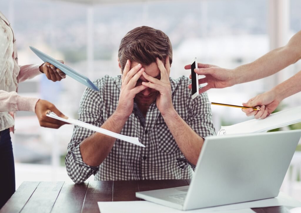 Angajații români pot primi concediu plătit pentru burnout. Angajatorii, obligați să-l recunoască