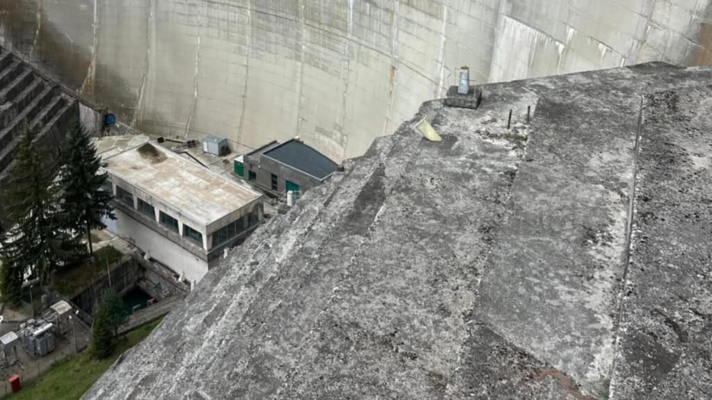 Hidroelectrica repornește agregatele de la barajul Paltinu. Localnicii din anumite zone ar putea avea probleme cu debitul Peste 100 de mii de oameni au fost afectați de criza apei