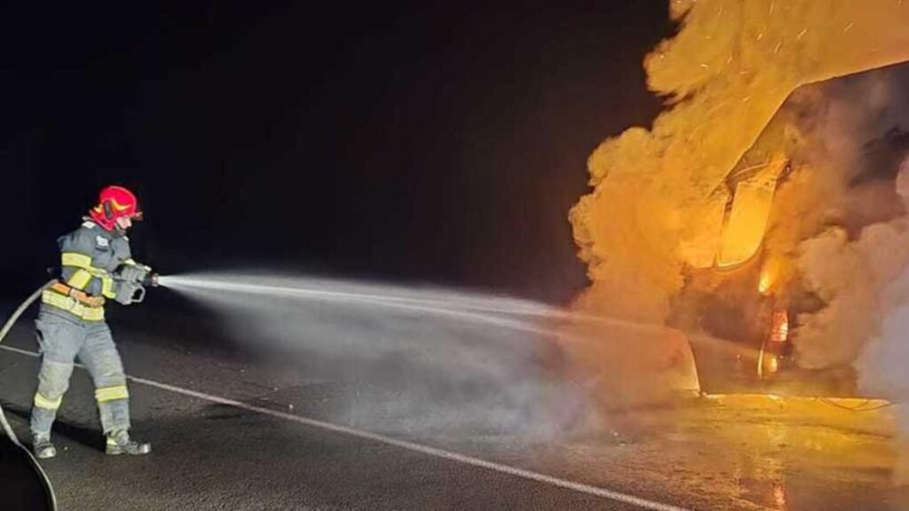 Microbuz de marfă cuprins de flăcări în județul Arad. Două persoane se aflau în interior Incendiu