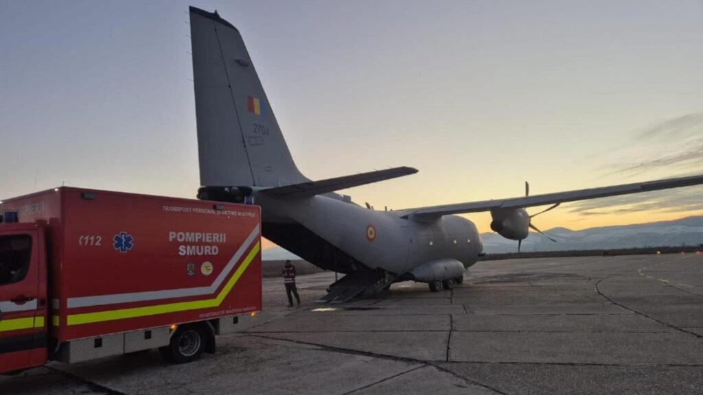 O aeronavă C-27J de la MApN trasportă doi pacienți cu arsuri grave la un spital în Belgia. Foto/MApN