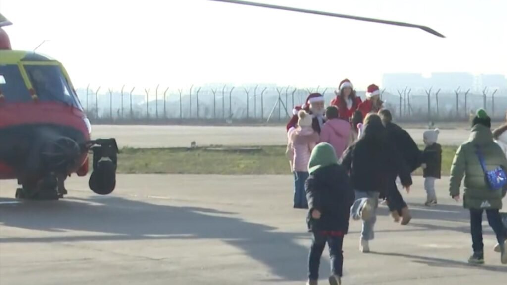 Moș Crăciun a venit anul acesta cu elicopterul Black Hawk.