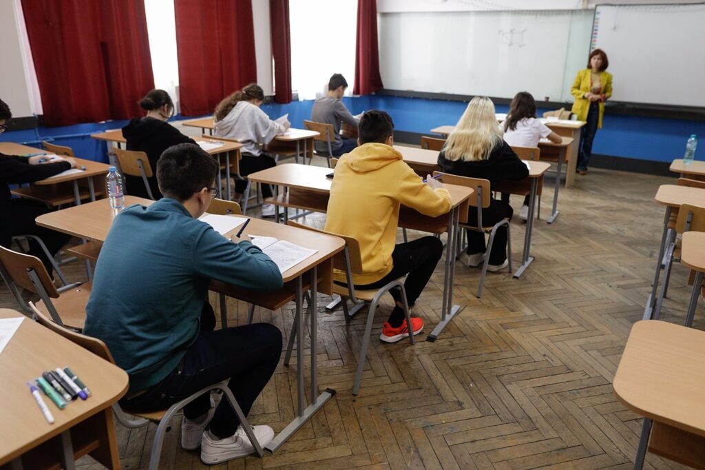 Elevi de clasa a VIII-a susțin simularea de examen național la proba scrisă de limbă română, la un centru de examen