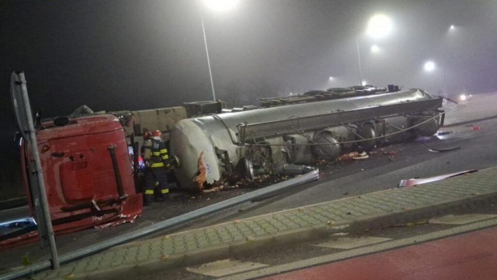 O autocisternă cu amoniac s-a răsturnat pe DN5 (foto: ISU Giurgiu)