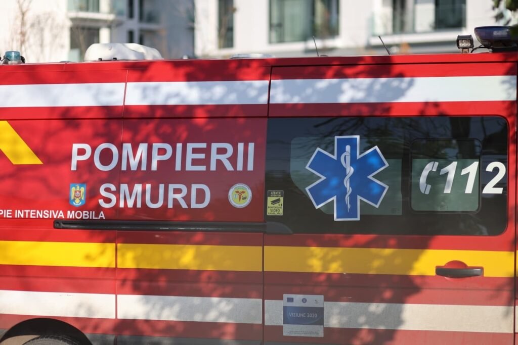 Podeaua unui apartament de la parter s-a surpat. Intervin pompierii