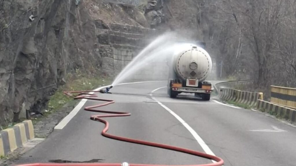 Traficul pe Valea Oltului rămâne închis. FOTO: ISU