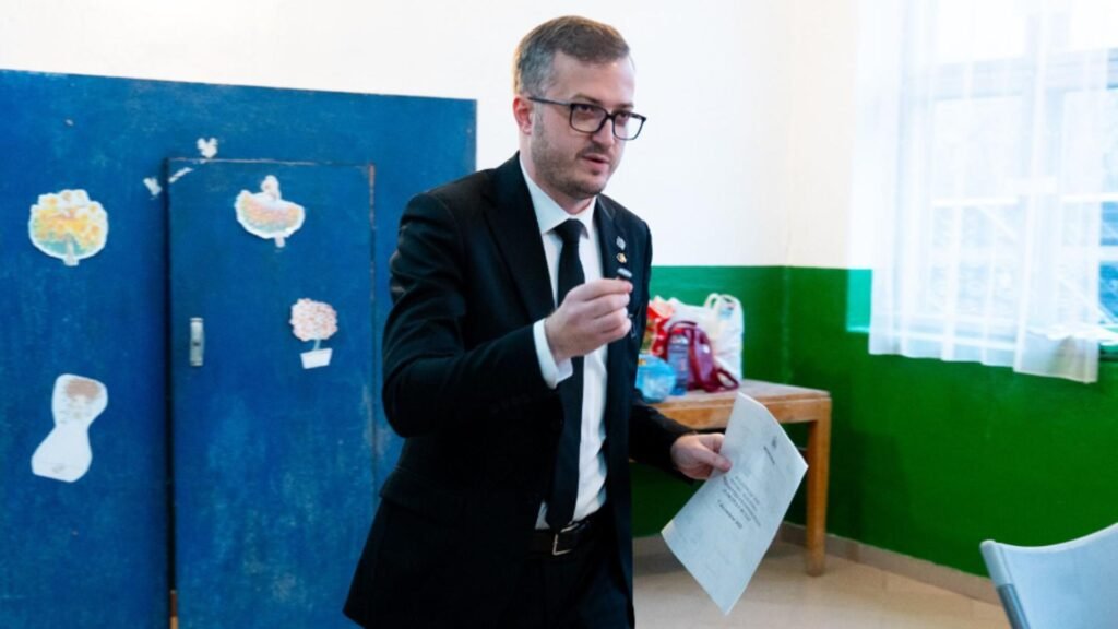 Ștefăniță Avrămescu s-a prezentat la secția de vot din satul Poienițele, comuna Chiojdu