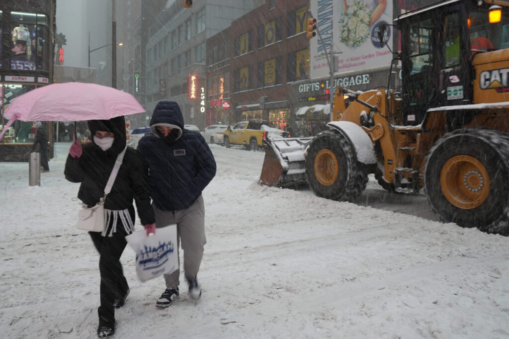 Furtuna puternică din SUA lasă sute de mii de oameni fără energie electrică. Mii de zboruri au fost anulate