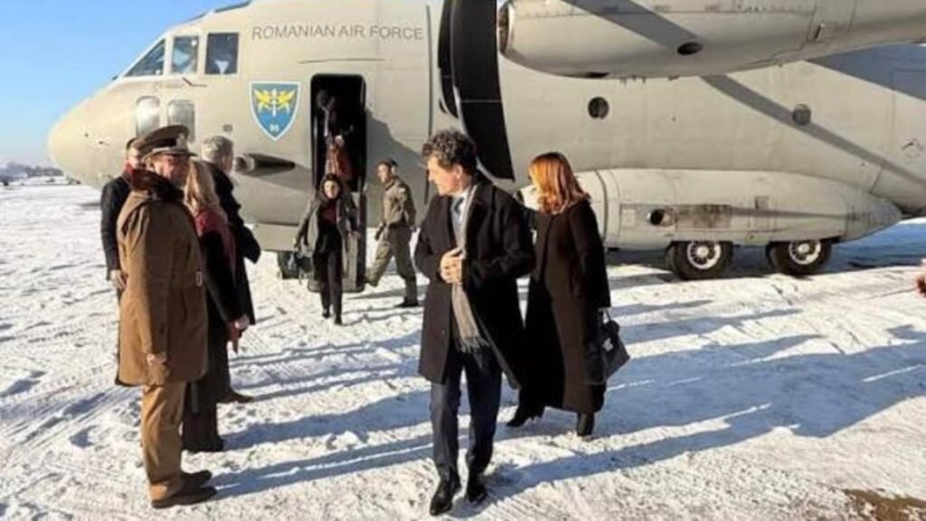 Adevăratele motive pentru care România nu are, nici în 2026, o aeronavă prezidențială Președintele Nicușor Dan se plimbă cu Spartanul. Foto/Arhivă