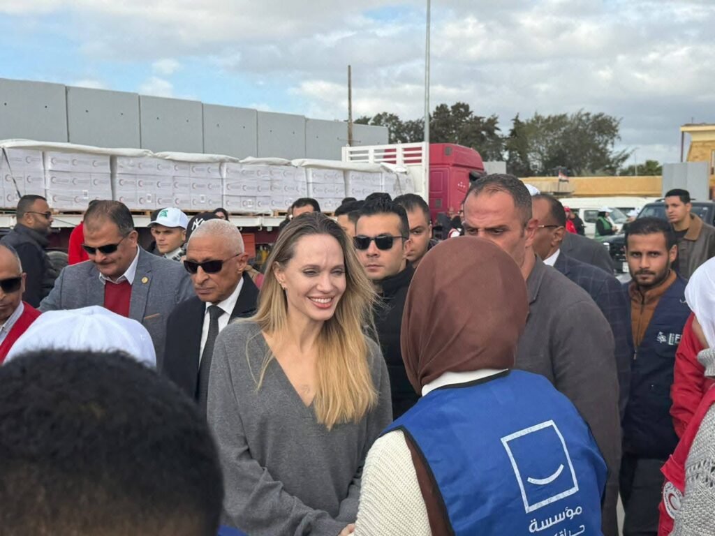 Angelina Jolie, vizită umanitară la Rafah pentru sprijinirea populației din Gaza Angelina Jolie, vizită umanitară la Rafah pentru sprijinirea populației din Gaza
