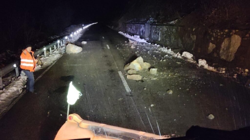 Echipajele DRDP Craiova intervin miercuri seară pentru degajarea pietrelor căzute de pe versanți pe DN57. Foto/DRDP Craiova