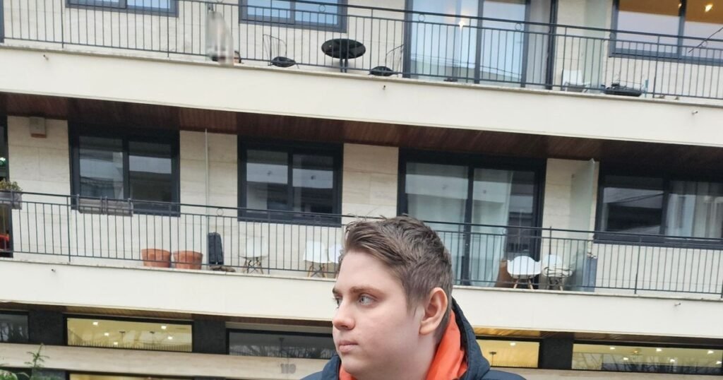 Coșmarul nu s-a încheiat: Gabriel a crescut, dar are nevoie de noi operații. Tânărul suferă de o boală rară, care îi dă dureri cumplite