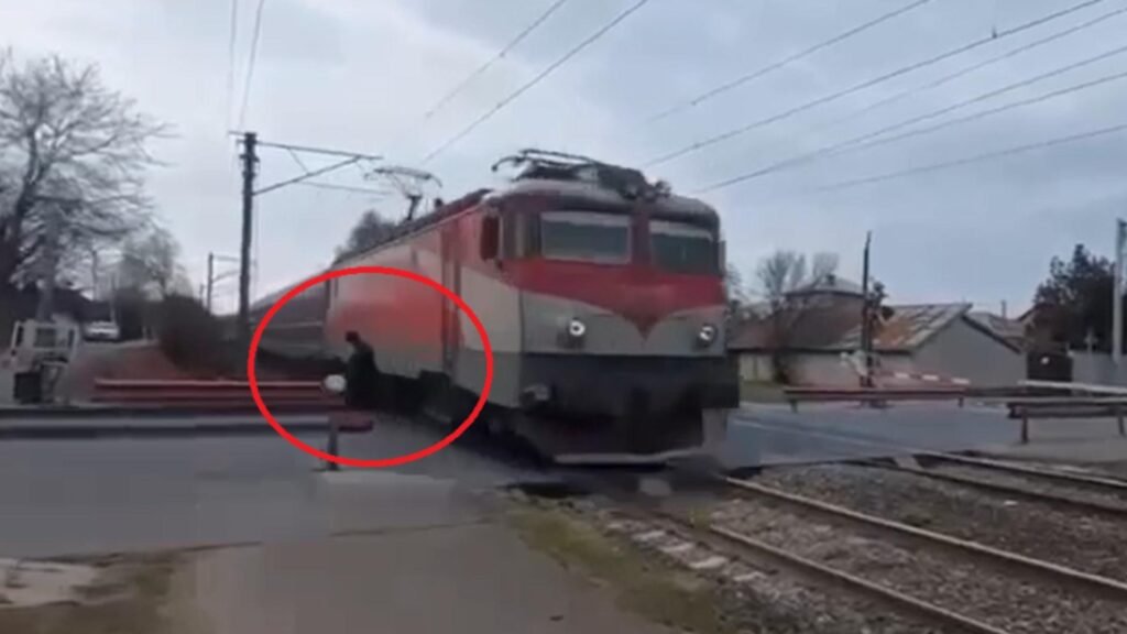 Momentul în care un tren trece milimetric pe lângă un bătrân imprudent