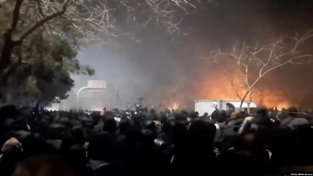 Imagini din timpul protestelor masive din Teheran