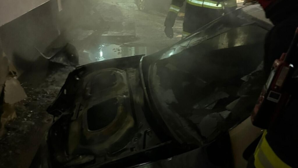 Incendiu puternic în Cluj. Trei autoturisme și un bloc, afectate de flăcări